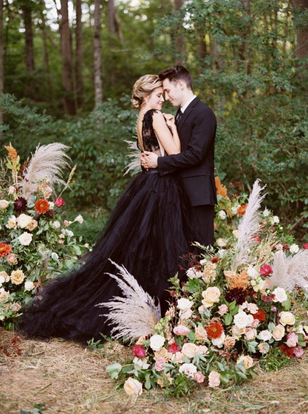 Black and Gold Themed Wedding Party Ideas